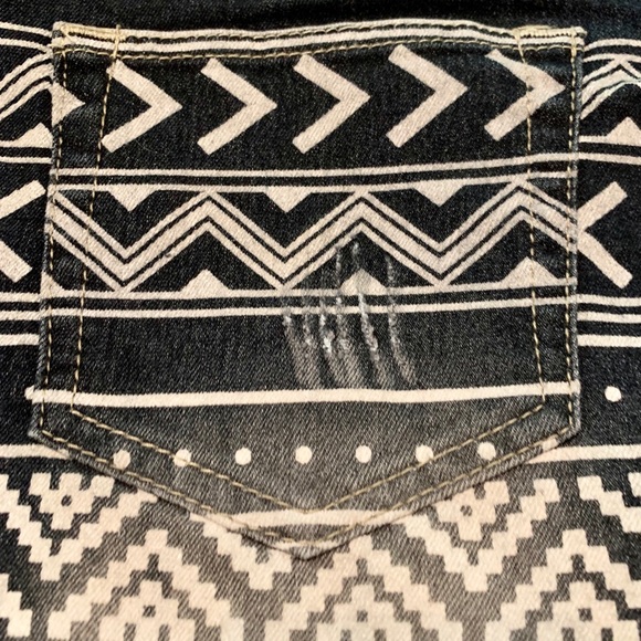 Denim BLVD Tribal Print Black Denim Shorts Size Large - Picture 7 of 7